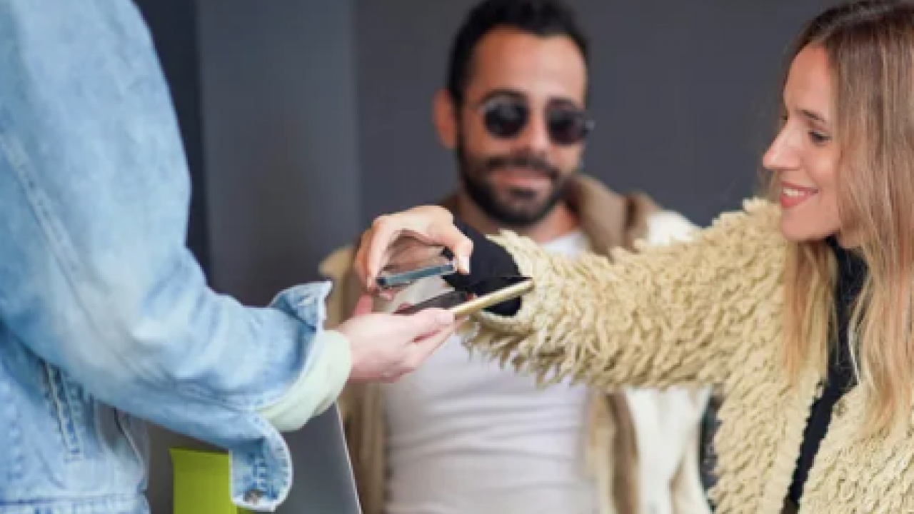 Sıra dışı bir yemek keyfi! Bu restoranda siparişler hep yanlış geliyor ama kimse şikayet etmiyor! 