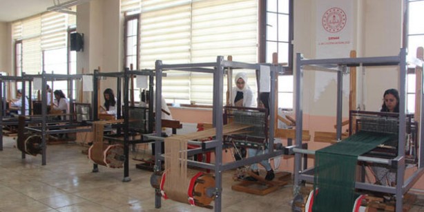 Şırnaklı öğrenciler üretiyor! 'Şal şapik' kumaşı dünyaya satılıyor