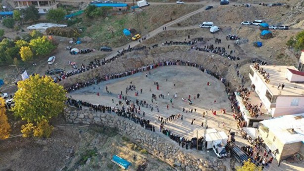 Foto - Şırnak'ta 5 bin kişilik aşiret düğünü! Takılan takı dudak uçuklattı