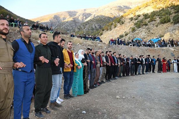 Foto - Şırnak'ta 5 bin kişilik aşiret düğünü! Takılan takı dudak uçuklattı