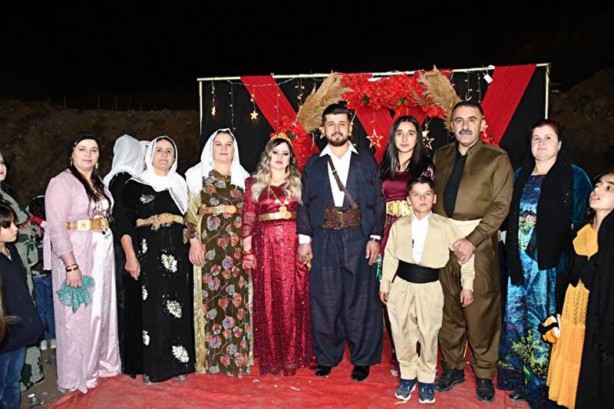 Foto - Şırnak'ta 5 bin kişilik aşiret düğünü! Takılan takı dudak uçuklattı