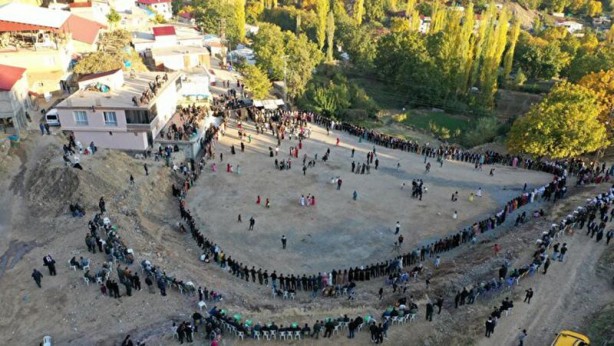 Foto - Şırnak'ta 5 bin kişilik aşiret düğünü! Takılan takı dudak uçuklattı