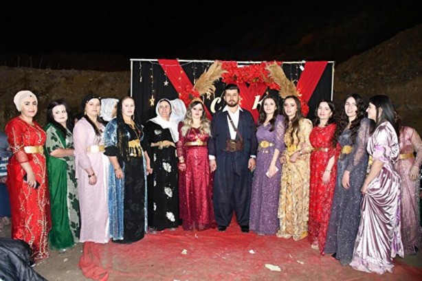 Foto - Şırnak'ta 5 bin kişilik aşiret düğünü! Takılan takı dudak uçuklattı