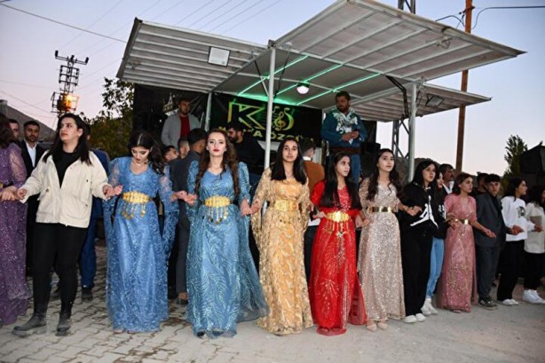 Foto - Şırnak'ta 5 bin kişilik aşiret düğünü! Takılan takı dudak uçuklattı