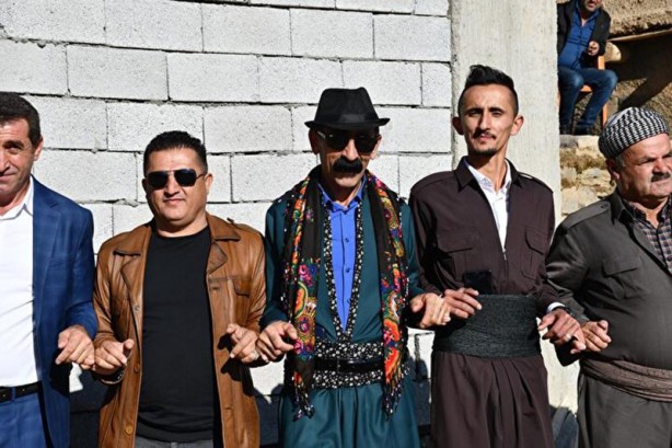 Foto - Şırnak'ta 5 bin kişilik aşiret düğünü! Takılan takı dudak uçuklattı