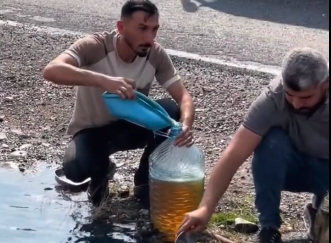 Foto - Şırnak'taki otobandan resmen petrol fışkırdı! Halk şişelere, poşetlere doldurup doldurup gitti