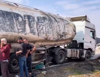 Foto - Şırnak'taki otobandan resmen petrol fışkırdı! Halk şişelere, poşetlere doldurup doldurup gitti