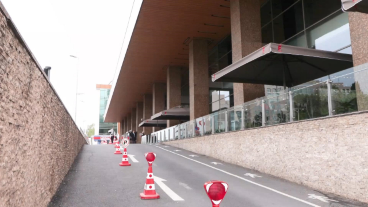 Foto - Sırrı Süreyya Önder’in kaldığı hastanenin tam karşısına bu afişi astılar! Gören şaşkına döndü