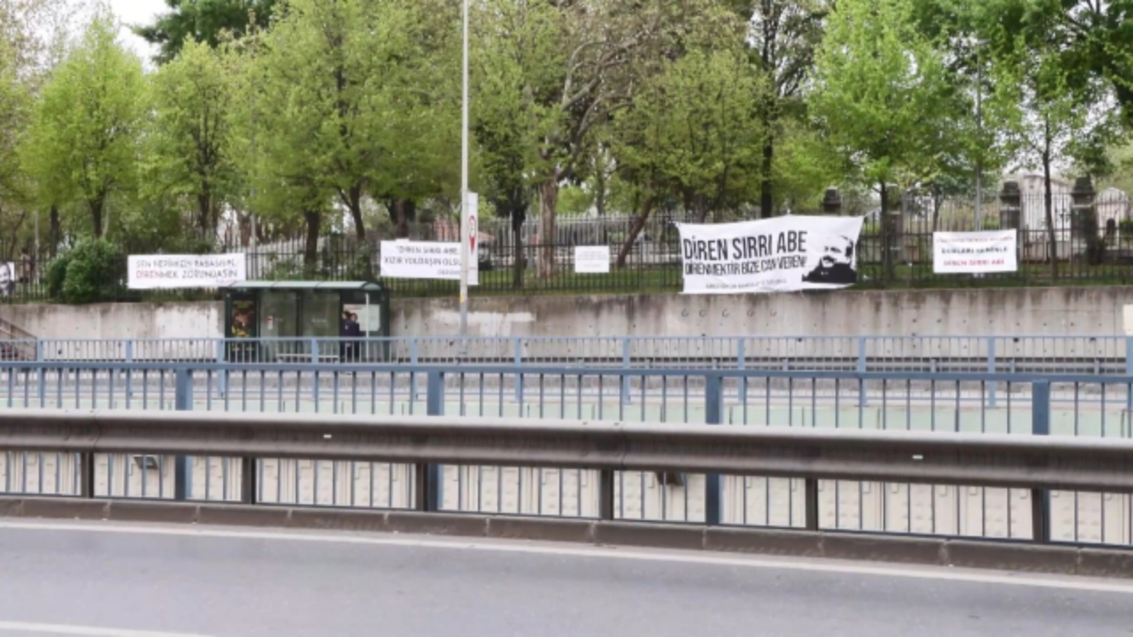 Foto - Sırrı Süreyya Önder’in kaldığı hastanenin tam karşısına bu afişi astılar! Gören şaşkına döndü