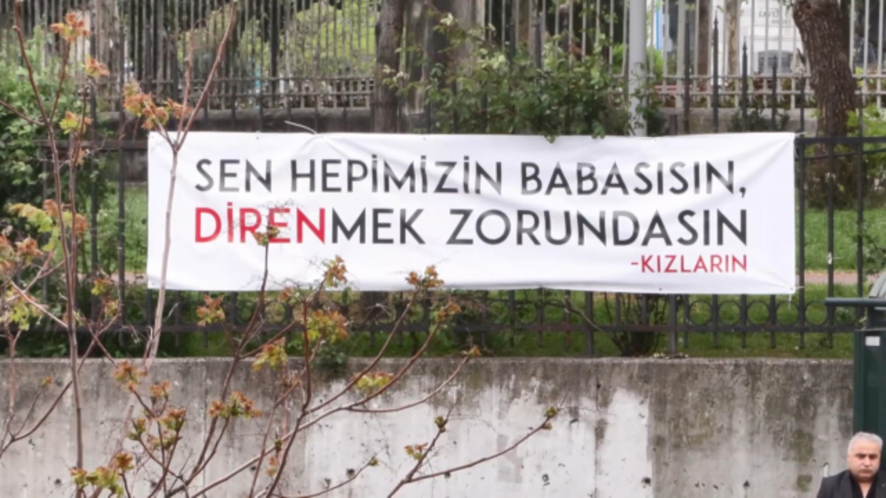 Foto - Sırrı Süreyya Önder’in kaldığı hastanenin tam karşısına bu afişi astılar! Gören şaşkına döndü