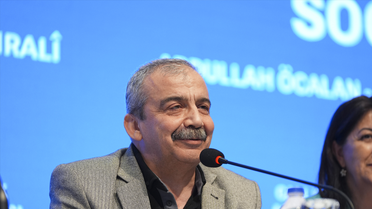 Foto - Sırrı Süreyya Önder'in kızı 'oh olsun' demeye getirenlere sonunda patladı: Yorumu ağızları açık bıraktı: Yok artık!