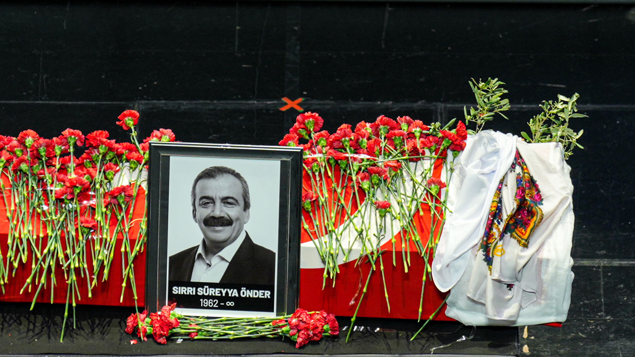 Foto - Sırrı Süreyya’nın tabutu gündemi salladı