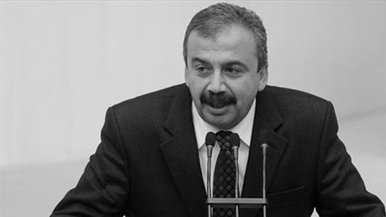 Sırrı Süreyya’nın tabutu gündemi salladı