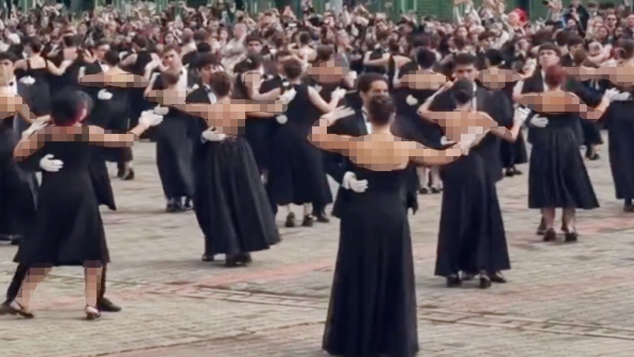 Foto - Sırtları açsalar da neyse ki bu yıl etekleri uzatmışlar! Haçlıların dansıyla cumhuriyet kutlaması