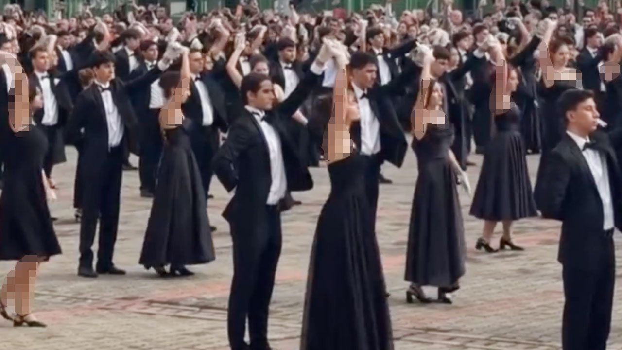 Foto - Sırtları açsalar da neyse ki bu yıl etekleri uzatmışlar! Haçlıların dansıyla cumhuriyet kutlaması
