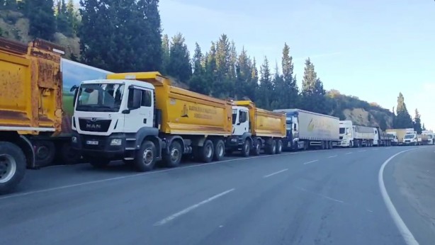 Sis sebebiyle kilometrelerce araç kuyruğu oluştu