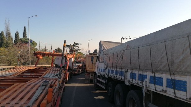 Foto - Sis sebebiyle kilometrelerce araç kuyruğu oluştu