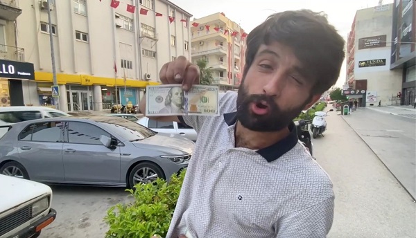 Foto - Şişede durduğu gibi durmadı! Bakın kendisini kime benzetti