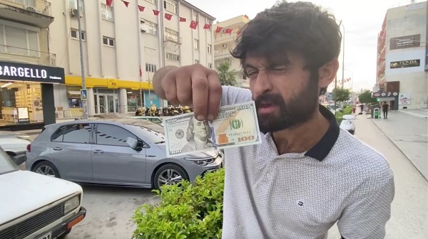 Foto - Şişede durduğu gibi durmadı! Bakın kendisini kime benzetti