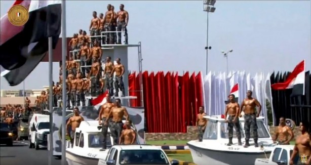 Foto - Sisi'nin ordusundan güldüren 'güç gösterisi'