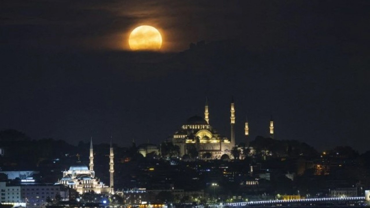 Foto - Şişkin ay göz kamaştırdı