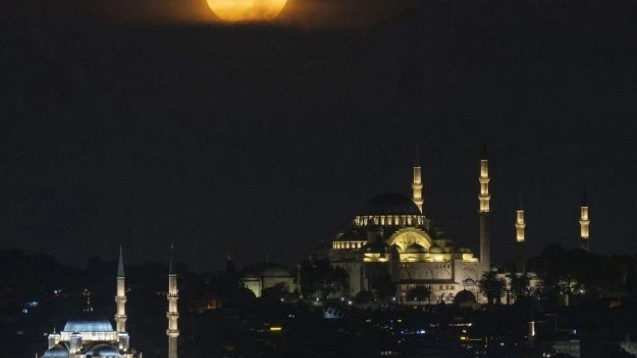 Foto - Şişkin ay göz kamaştırdı