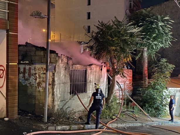 Foto - Şişli'de gecekonduda çıkan yangın korkuttu