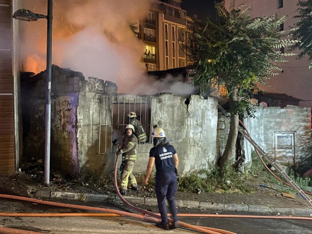 Foto - Şişli'de gecekonduda çıkan yangın korkuttu