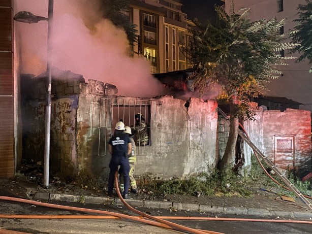 Foto - Şişli'de gecekonduda çıkan yangın korkuttu