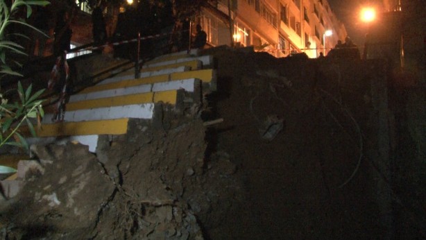 Foto - Şişli'de yol çöktü! Vatandaşlar korkuyla sokağa döküldü