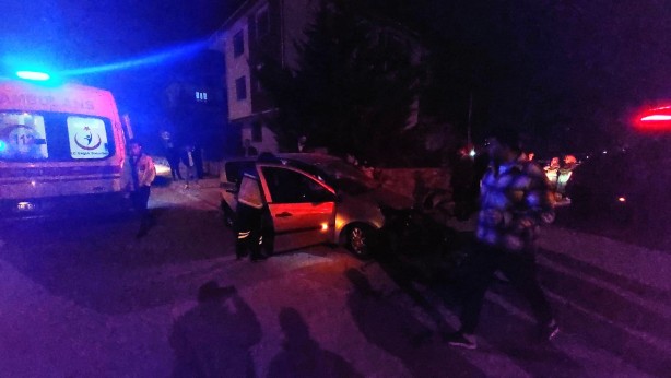 Foto - Site duvarına çarpan otomobil hurdaya döndü: 1'i ağır 2 yaralı