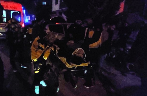 Foto - Site duvarına çarpan otomobil hurdaya döndü: 1'i ağır 2 yaralı