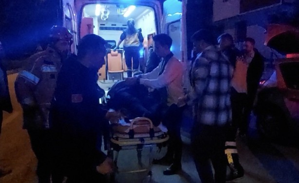Foto - Site duvarına çarpan otomobil hurdaya döndü: 1'i ağır 2 yaralı