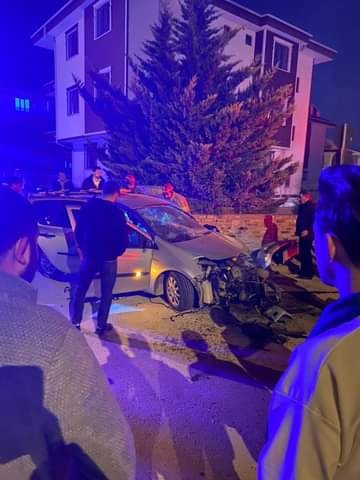 Foto - Site duvarına çarpan otomobil hurdaya döndü: 1'i ağır 2 yaralı