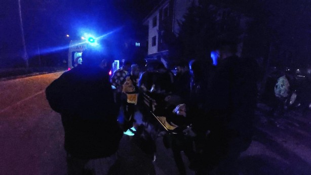 Foto - Site duvarına çarpan otomobil hurdaya döndü: 1'i ağır 2 yaralı