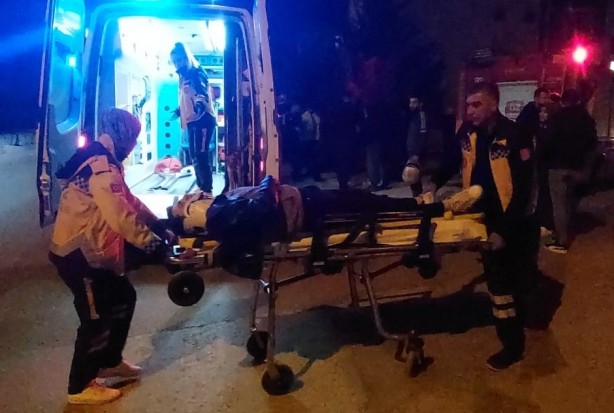 Foto - Site duvarına çarpan otomobil hurdaya döndü: 1'i ağır 2 yaralı