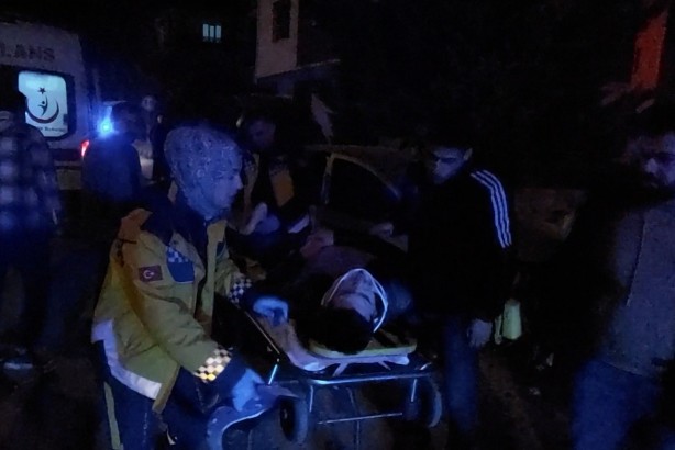 Foto - Site duvarına çarpan otomobil hurdaya döndü: 1'i ağır 2 yaralı