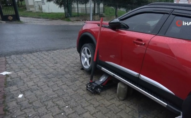 Foto - Site içindeki otomobilin 4 lastiğini çaldılar