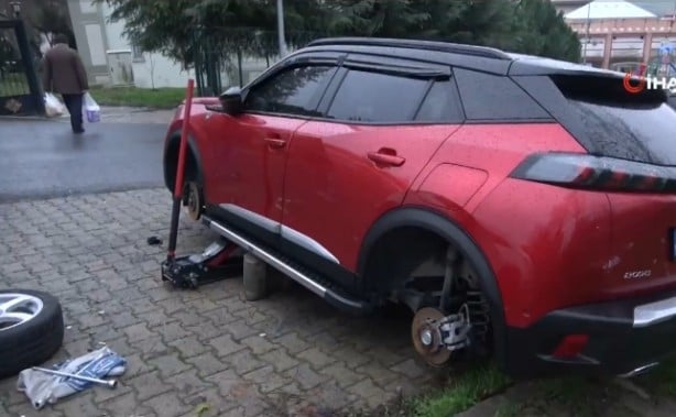 Site içindeki otomobilin 4 lastiğini çaldılar