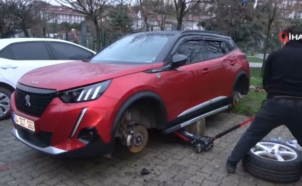 Foto - Site içindeki otomobilin 4 lastiğini çaldılar