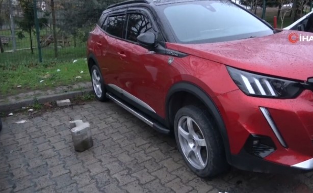 Foto - Site içindeki otomobilin 4 lastiğini çaldılar