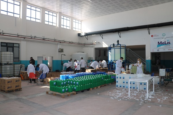 Foto - Lise değil adeta fabrika! Deprem bölgesine tam 39 ton gönderdiler