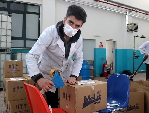 Foto - Lise değil adeta fabrika! Deprem bölgesine tam 39 ton gönderdiler