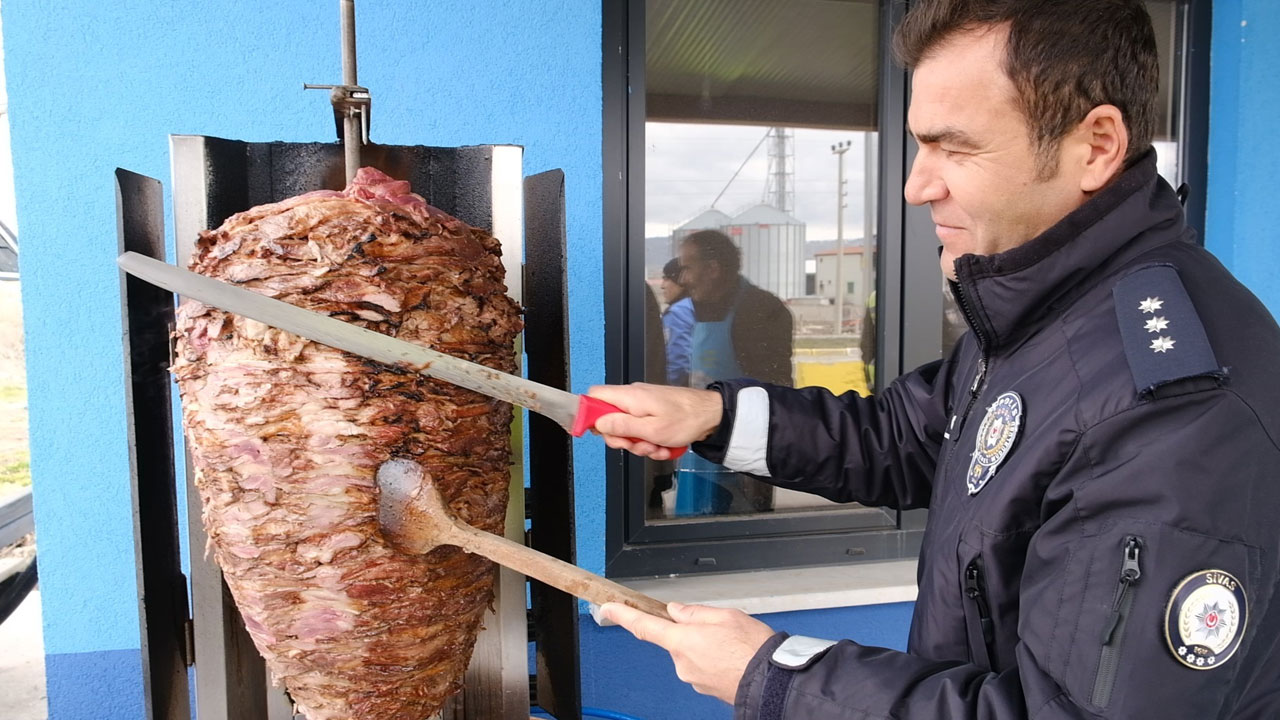 Sivas polisi gönülleri fethetti! Durdurdukları sürücülere döner ayran ikram ettiler