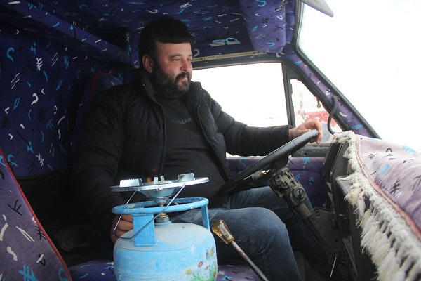 Foto - Sivas'ın soğuğuna dayanamadı! Bulduğu çözüm hayrete düşürdü