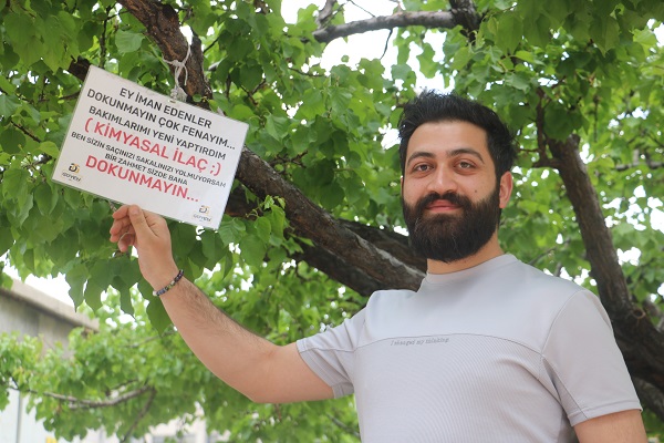 Foto - Sivaslı esnaftan ilginç yöntem! Baba yadigarı ağaca öyle bir not astı ki