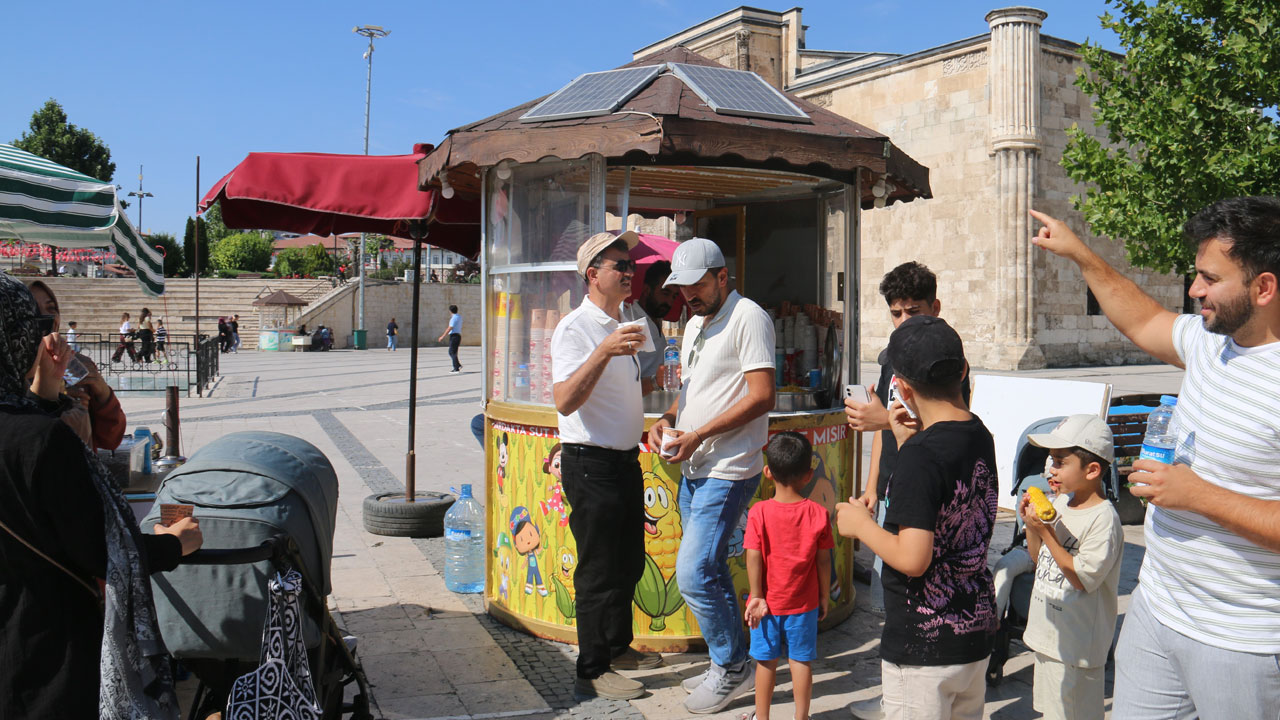 Sivaslı mısırcılar yeni döneme geçti! Güneş enerjisi tezgaha indi