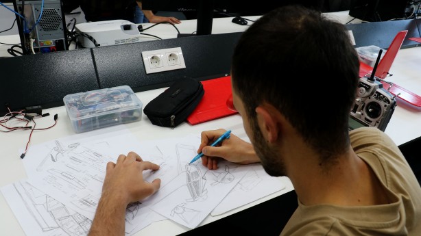 Foto - Sivaslı öğrenci hiç akla gelmeyecek parçalardan İHA üretti! Duyanlar kulaklarına inanamıyor