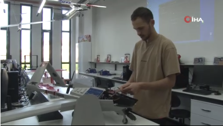 Foto - Sivaslı öğrenci hiç akla gelmeyecek parçalardan İHA üretti! Duyanlar kulaklarına inanamıyor