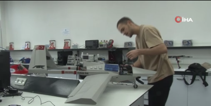 Foto - Sivaslı öğrenci hiç akla gelmeyecek parçalardan İHA üretti! Duyanlar kulaklarına inanamıyor